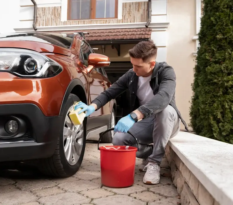 Lavage auto à domicile Dunière-sur-Eyrieux : professionnel intervenant sur un véhicule